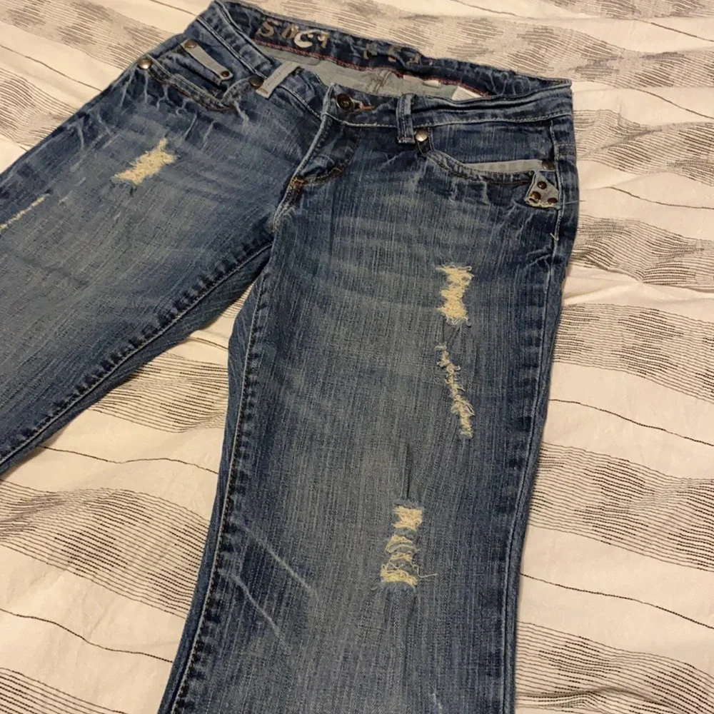 Woman’s Southern Thread Jeans - Picture 4 of 11